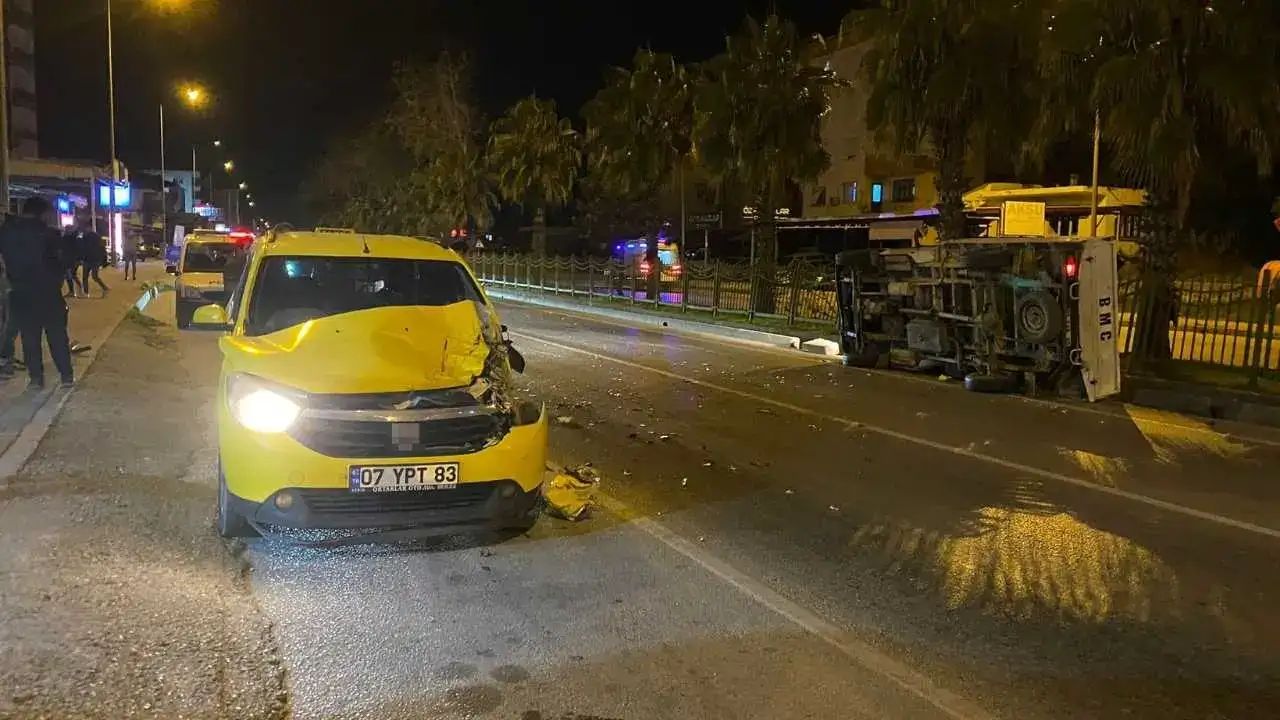 Serik’te Refüje Devrilen Kamyonette 2 Yaralı! Taksi Sürücüsü Firarda 3